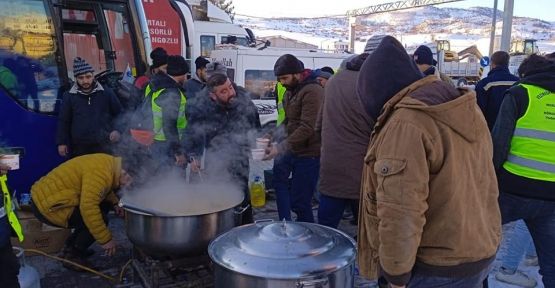 AŞEVİNDEN  DEPREMZEDELERE  SICAK AŞ