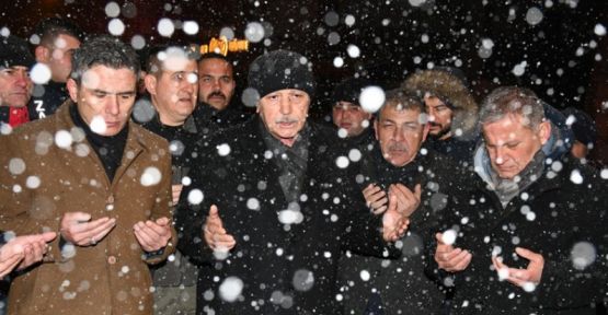 Deprem Yardım Tırları Dualarla Uğurlandı