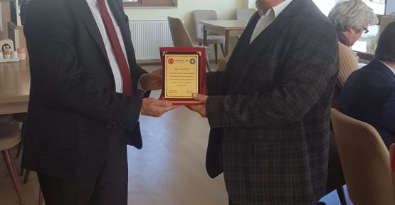 EMEKLİ OLAN TÜRK EĞİTİMSEN'LİLERE  TÖRENLE PLAKETLERİ VERİLDİ