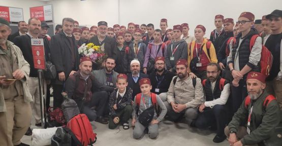    HAFIZ UMRECİLER ÇİÇEKLERLE KARŞILANDI.