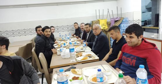 İFTAR PROĞRAMINDA  GENÇLERLE BULUŞTU
