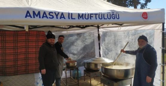Kuran Kursu Aşçıları Depremzedelere Sıcak Yemek Dağıtıyor