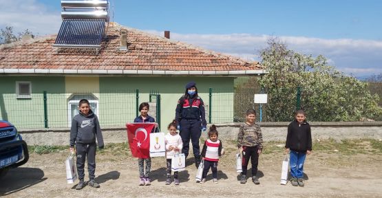 MERZİFON JANDARMADAN  KÖY ÇOCUKLARINA HEDİYE