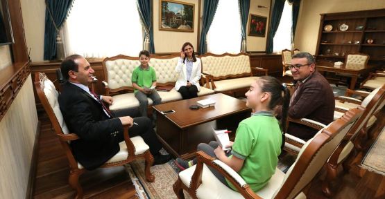  ÖĞRENCİLERE RÖPORTAJ VERDİ