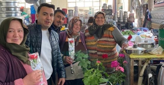 Pazarcılar Odası Başkanı Emekçi Kadınlar Günü'nü Çiçek Dağıtarak Kutladı