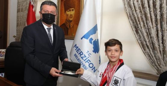   ŞAMPİYONLARI TEBRİK ETTİ
