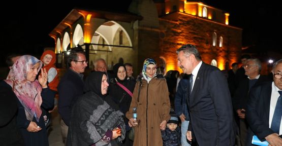 UMRE YOLCULARINI YALNIZ BIRAKMADI