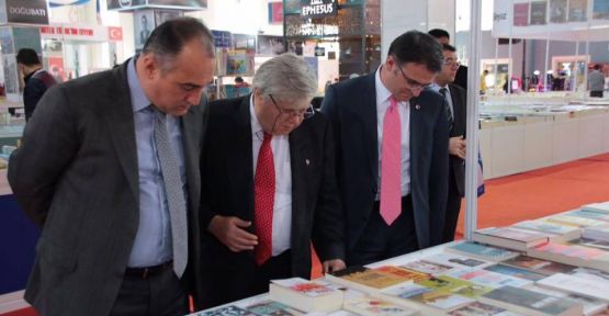    VALİ YARDIMCILARI KİTAP FUARINI GEZDİ