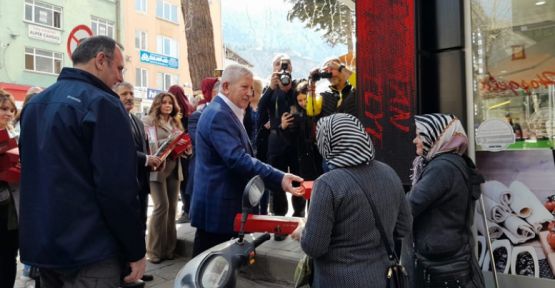 Başkan Sarı’dan Kadınlara Çiçek Jesti