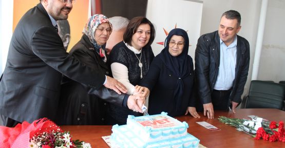  BAŞKANLAR KADINLARA ÖVGÜ YAĞDIRDI