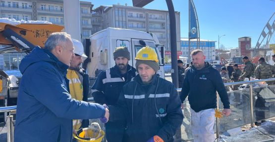 DEPREM BÖLGESİNDE ACILARI PAYLAŞIYOR.