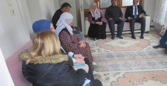 DEPREMZEDE AİLENİN ZİYARETÇİSİ  KAYMAKAM GÜLDOĞAN OLDU