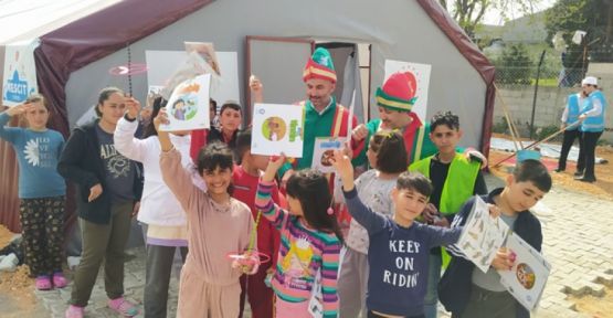Depremzede Çocukların Yüzlerini Güldürdüler