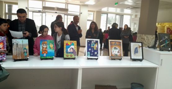 İki Kardeş Resimlerini Depremzedeler İçin Sergiledi