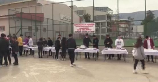 Liseliler depremzedeler için kermes düzenledi