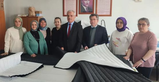 MERZİFON HEM'DE  DEPREMZEDELERE  UYKU TULUMU DİKİLİYOR 