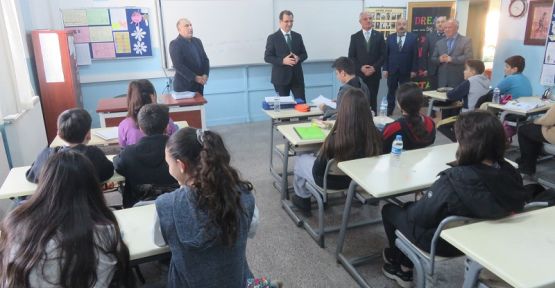 ÖĞRETMEN VE ÖĞRENCİLERLE  BİR ARAYA GELDİ