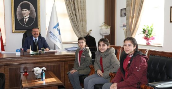 OKULUN BAHÇESİNE  PEYZAJ SÖZÜ VERDİ