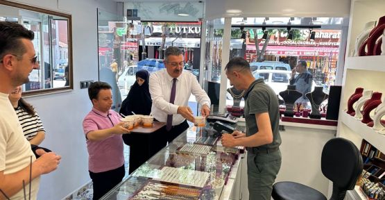VATANDAŞA VE ESNAFA  AŞURE DAĞITILDI